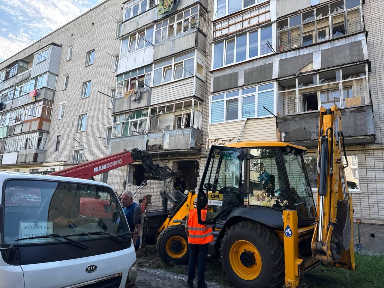У Конотопі росіяни дроном атакували багатоповерхівку, загинула жінка