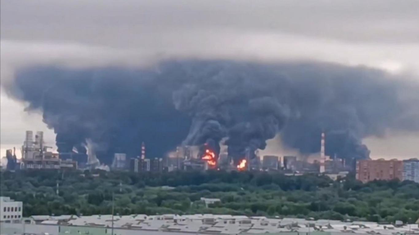 Друга за тиждень атака на Москву: дронового удару знову зазнав Московський НПЗ (ВІДЕО)