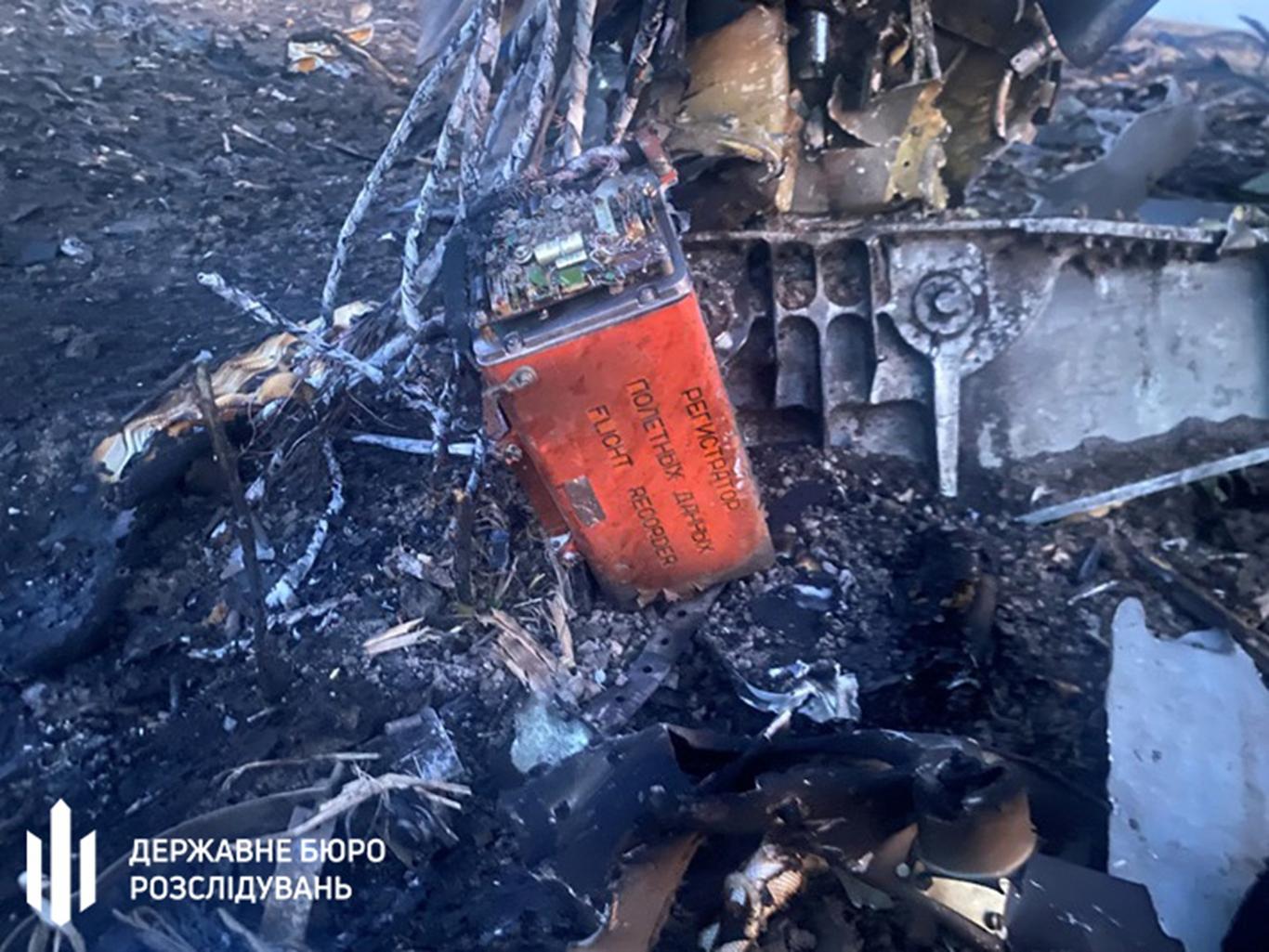 ДБР вилучило «чорну скриньку» бомбардувальника Су-24, який розбився на Хмельниччині (ФОТО)