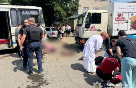У Виноградові рефрижератор з морозивом в’їхав у людей, які виходили з автобуса, двоє загиблих