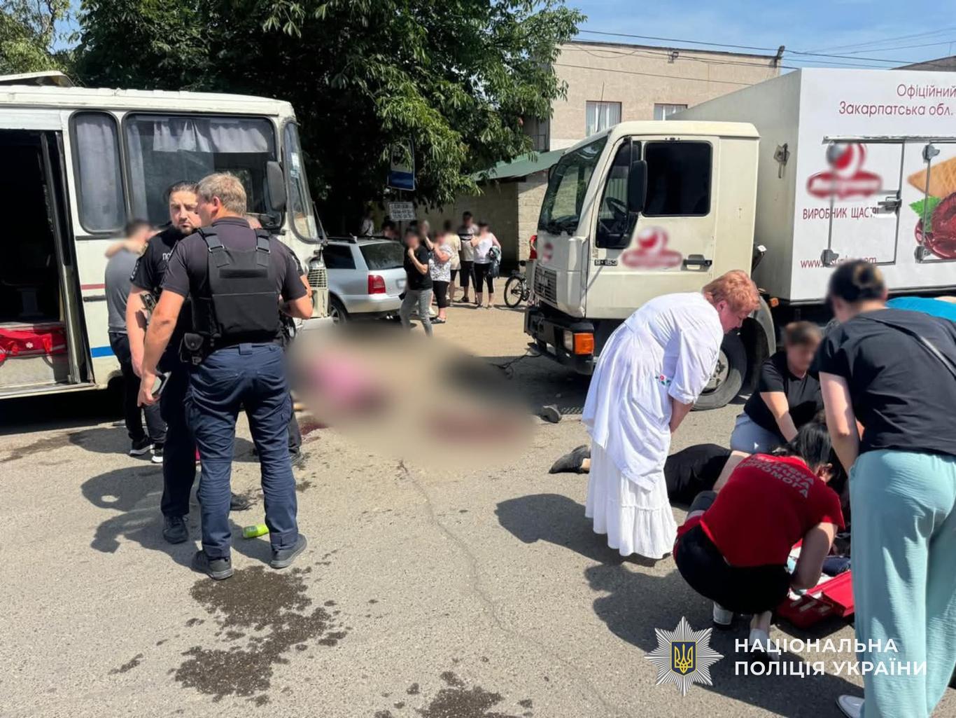 У Виноградові рефрижератор з морозивом в’їхав у людей, які виходили з автобуса, двоє загиблих