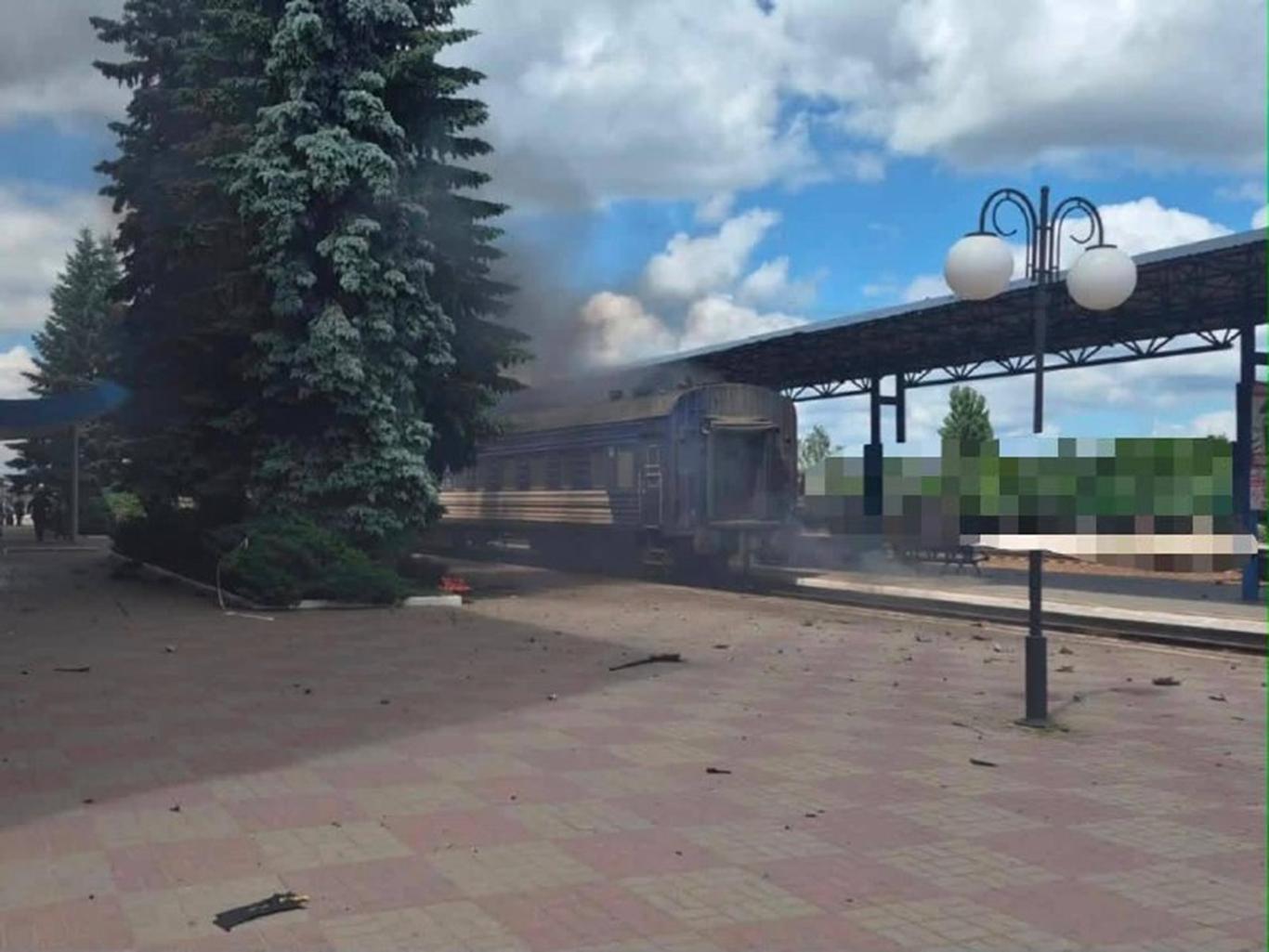 Уламки російського дрона впали на вагон нещодавно запущеного поїзда Суми — Рахів