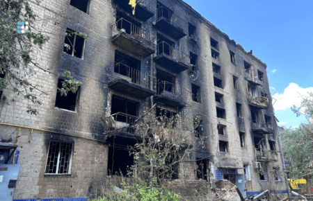 На Шулявці у Києві триває ліквідація наслідків обстрілу (ФОТО)