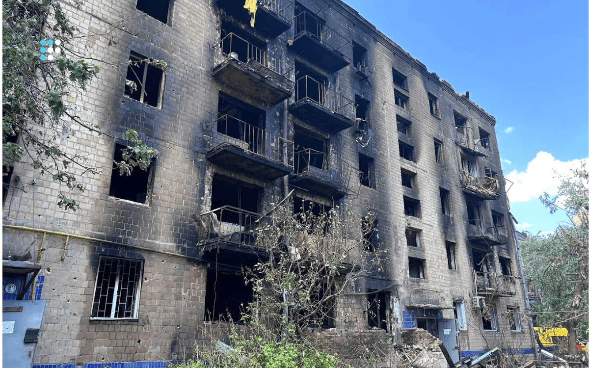 На Шулявці у Києві триває ліквідація наслідків обстрілу (ФОТО)