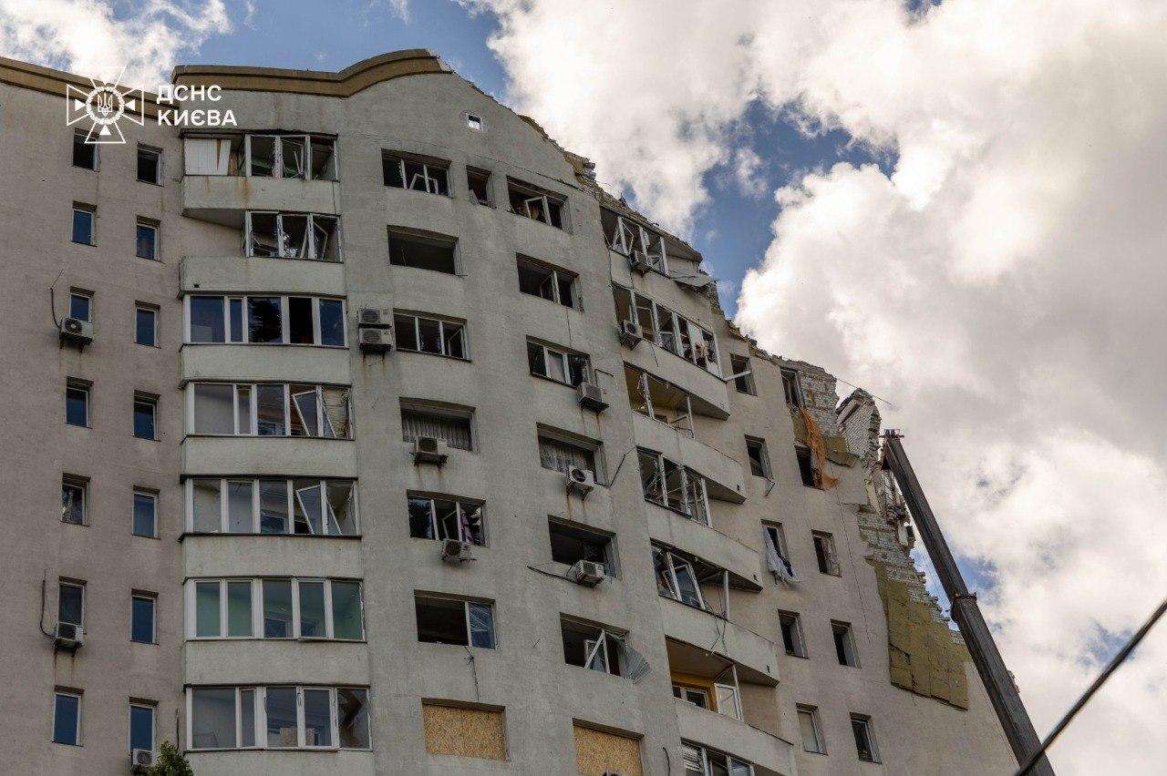 У Києві завершили аварійно-рятувальні роботи на місці влучання у 16-поверховий житловий будинок у Дарницькому районі