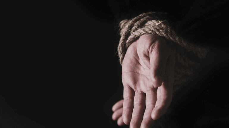 Сексуалізоване насильство щодо чоловіків у катівнях на ТОТ: як працює російська система
