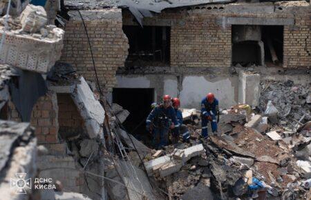 Кількість загиблих у Києві зросла до 15: з-під завалів у Подільському районі дістали ще два тіла (ФОТО, ВІДЕО)