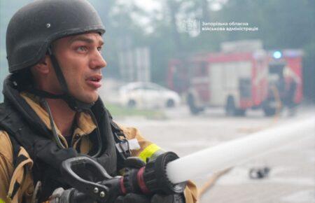 У Запоріжжі після російської атаки згоріла АЗС та автомобілі, загинула людина (ФОТО)