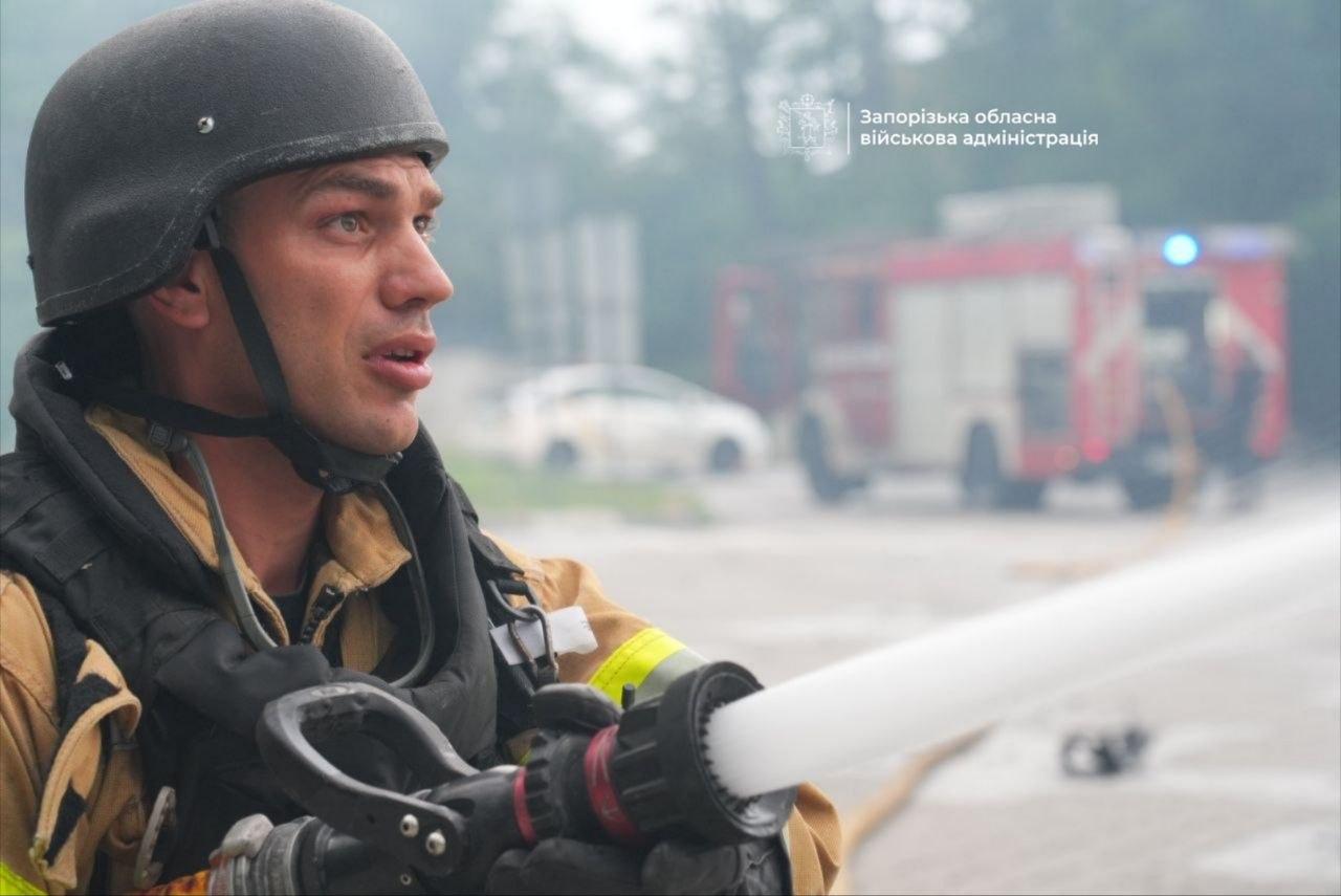У Запоріжжі після російської атаки згоріла АЗС та автомобілі, загинула людина (ФОТО)