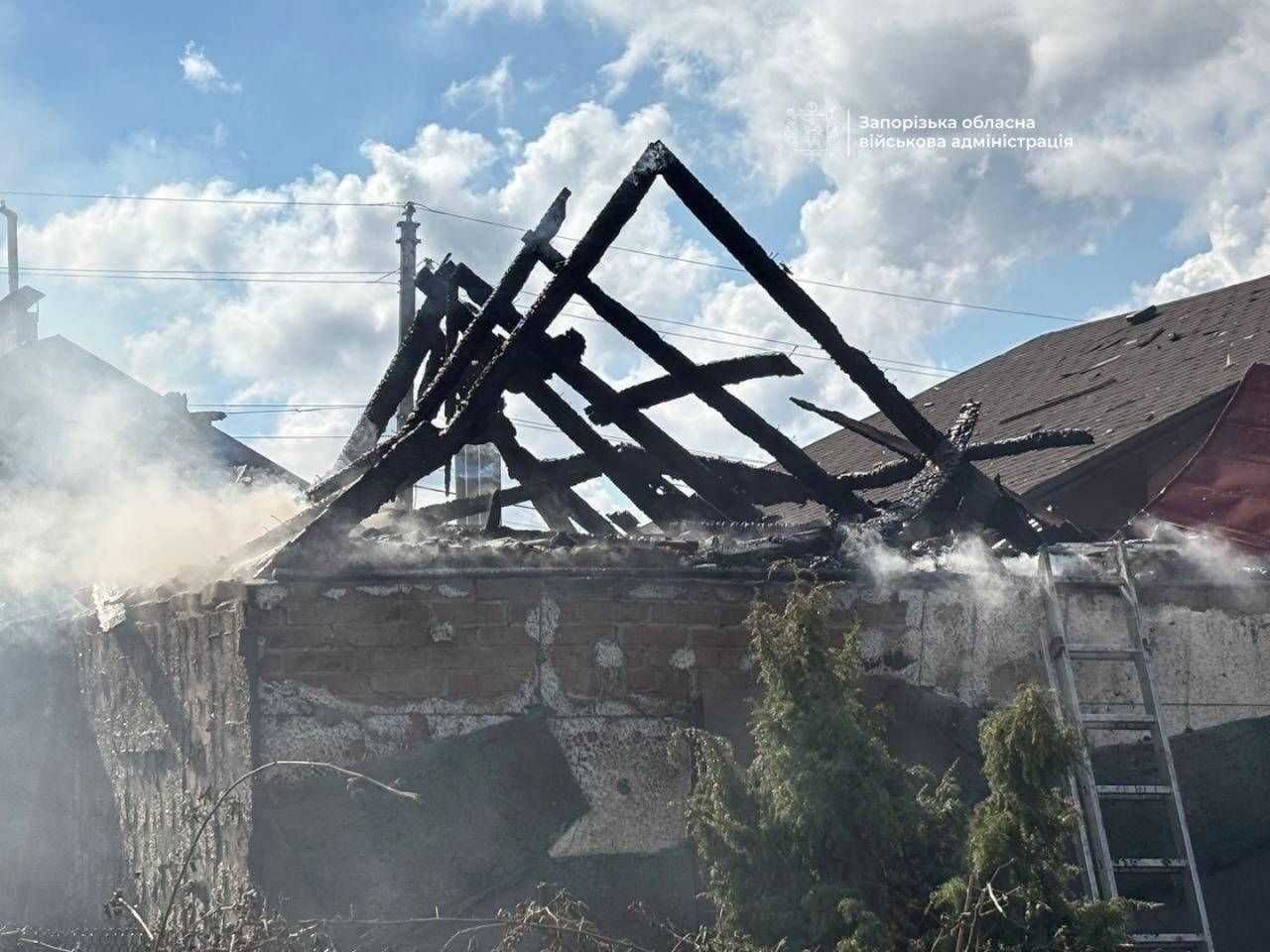 Росіяни масовано вдарили по Запоріжжю: загинув поліцейський, зруйновані будинки (ФОТО, ВІДЕО)