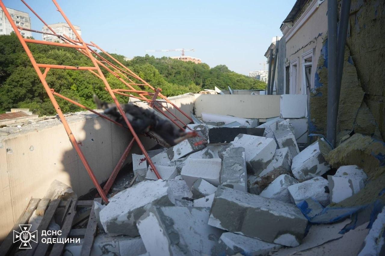 Росіяни пошкодили газову магістраль та багатоповерхівку в Одесі (ФОТО)