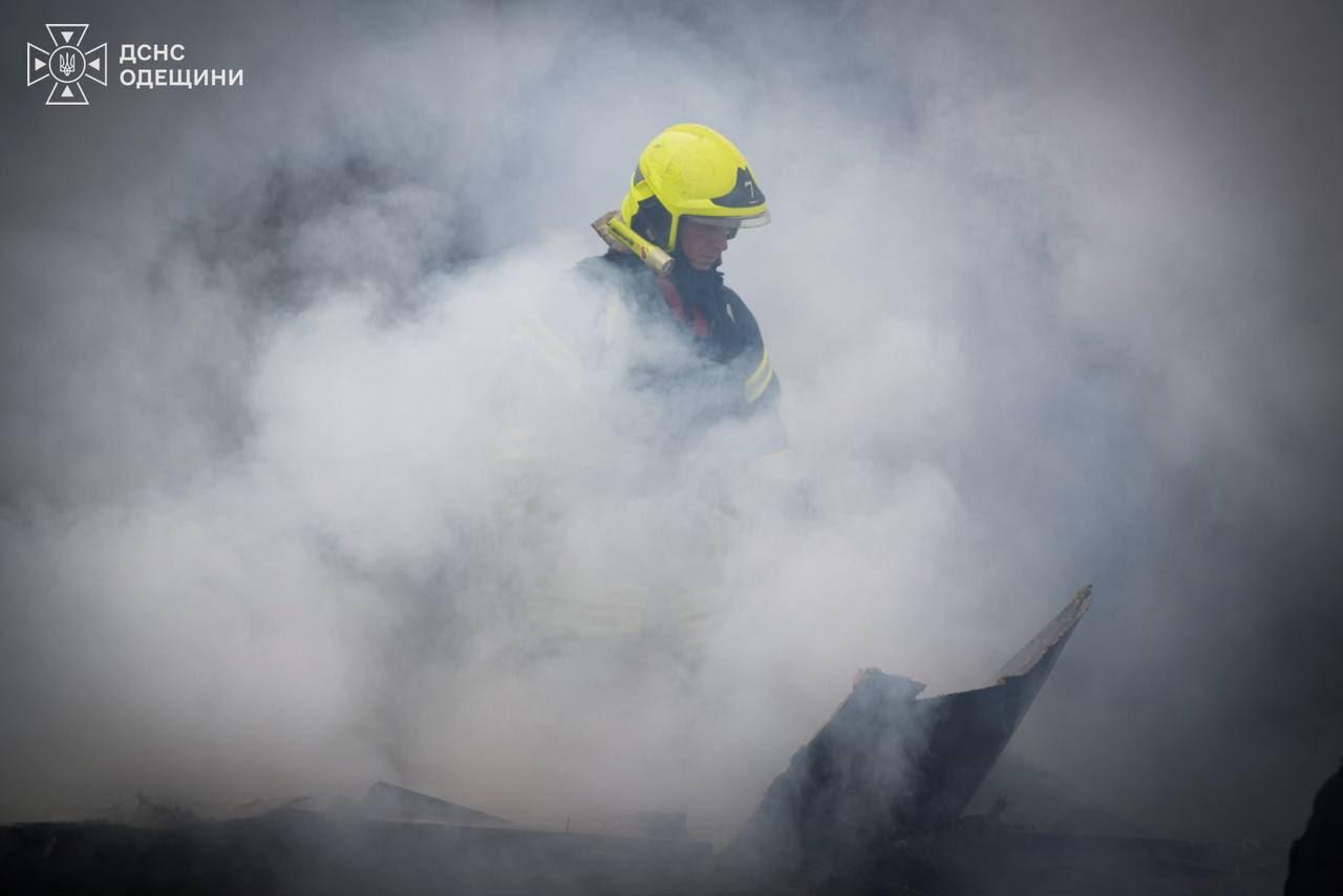 Росіяни вдарили по Одесі: пошкоджено будинок і СТО, загинув чоловік (ФОТО, ВІДЕО))