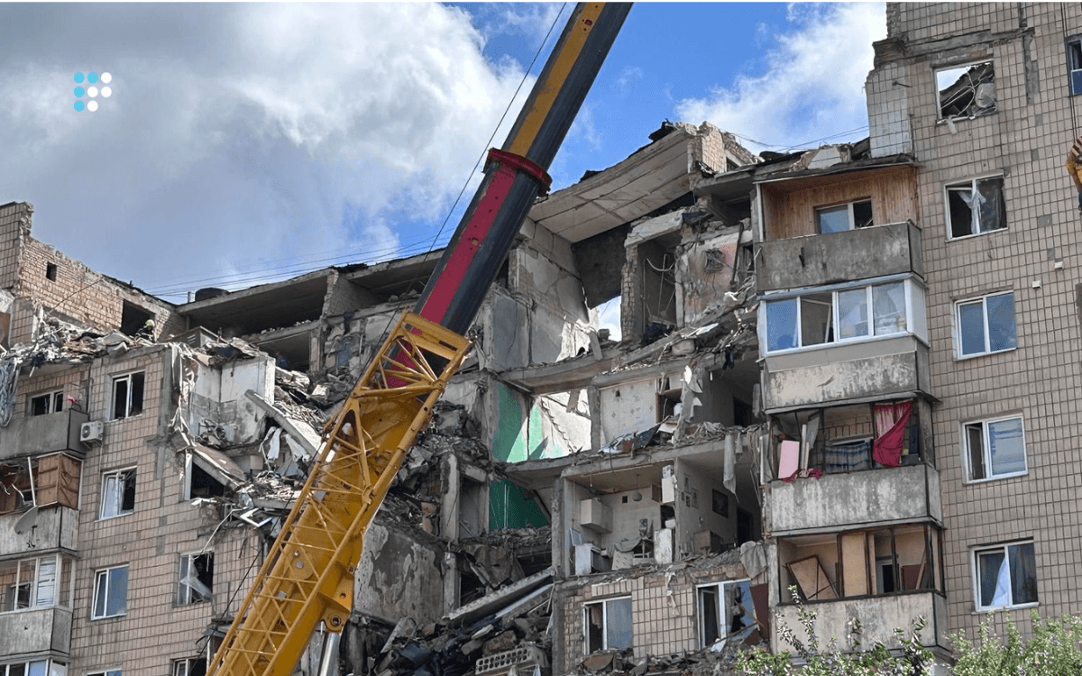 Рятувальники продовжують розбирати завали на місці влучання у будинок в Подільському районі Києва (ФОТО)