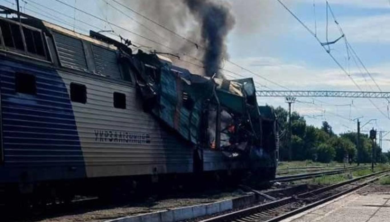 Російська армія атакувала пасажирський поїзд на Дніпропетровщині (ФОТО)