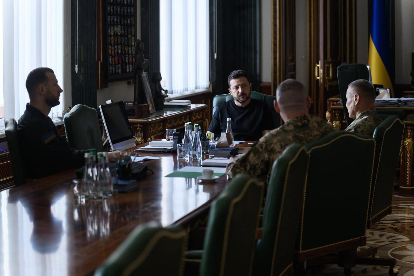 Зеленський продовжив спілкуватися із командирами корпусів: про що говорили
