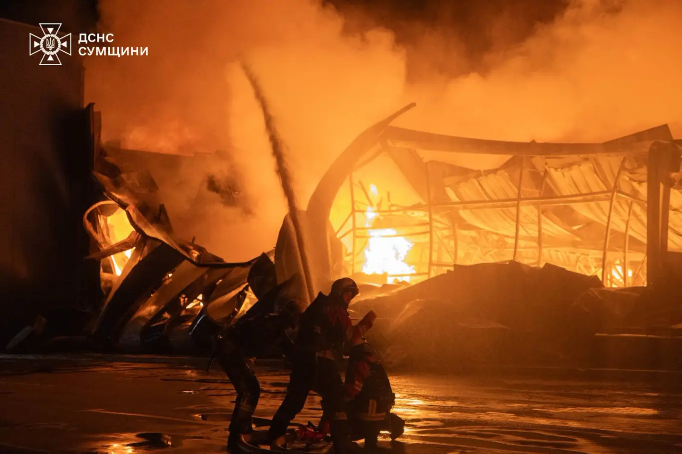 «Як тільки приступили до гасіння пожежі — над нами почали літати дрони»: ДСНС про російські атаки на Суми
