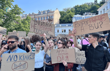 Сотні людей у Києві вийшли на протест проти відставки Федорова (ФОТО)