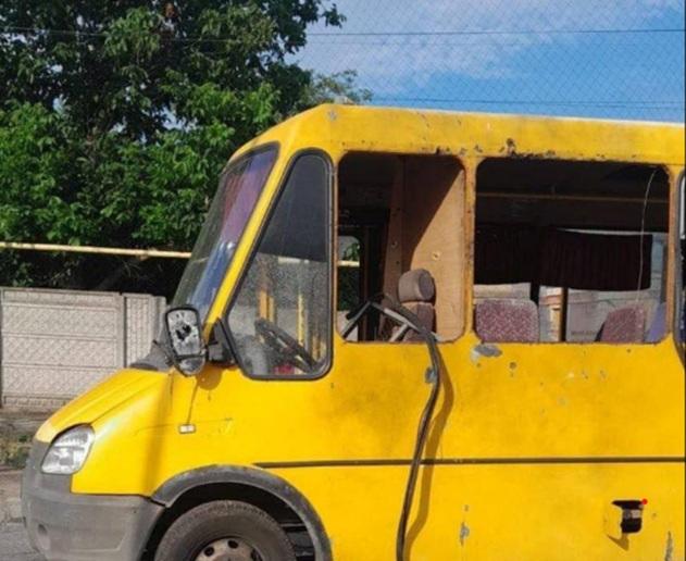 Росіяни атакували маршрутний автобус у Херсоні: є загибла та поранені
