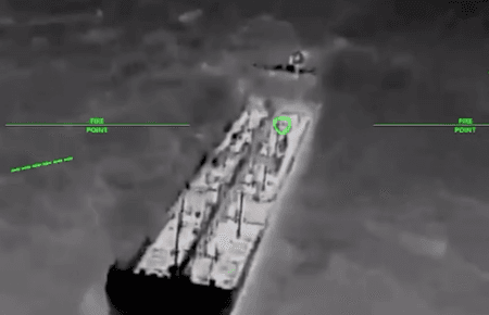 Українські війська  уразили в Азовському морі два танкери окупантів з бензином для Криму (ВІДЕО)
