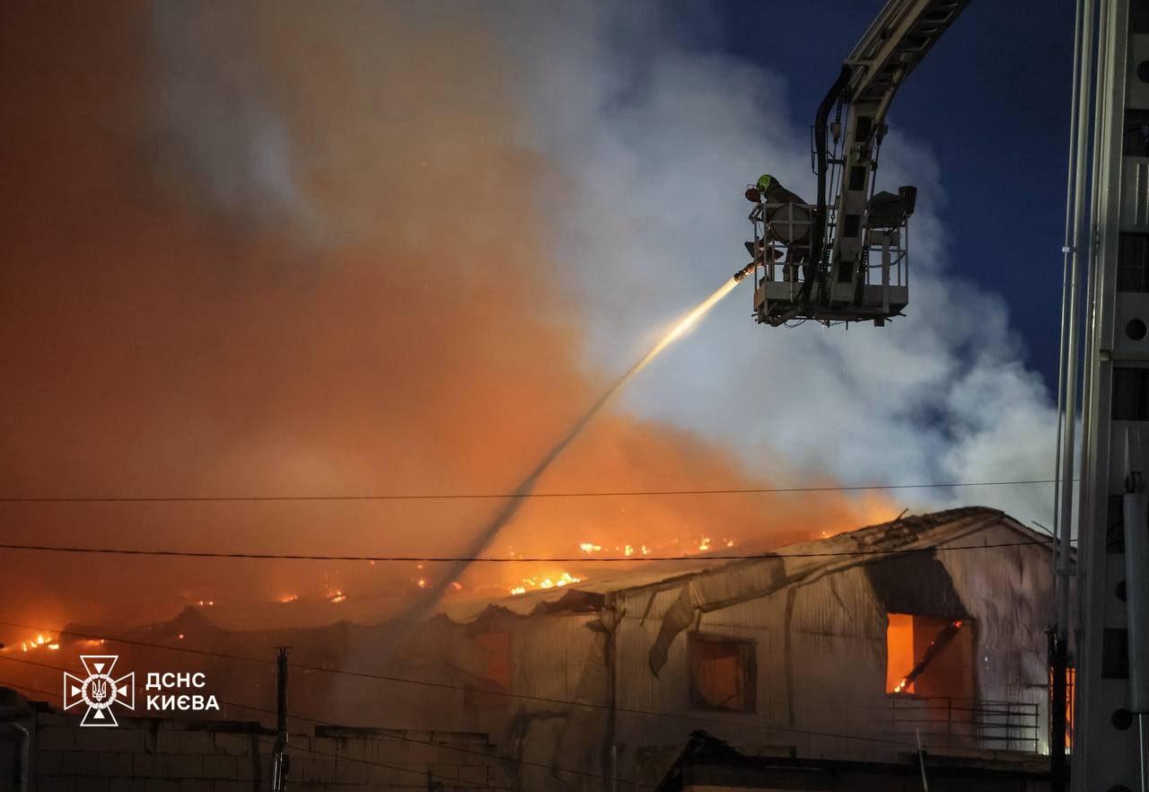 У Києві через нічну ракетну атаку спалахнули пожежі у двох районах: двоє поранених (ФОТО)