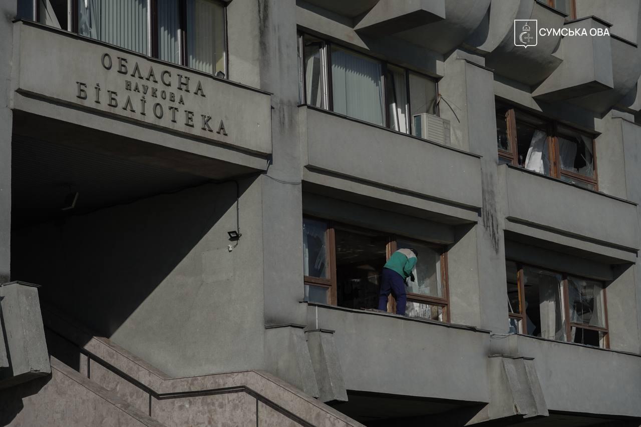 Внаслідок авіаудару РФ по центру Сум пошкоджені будівлі бібліотеки, галереї та Алея пам’яті