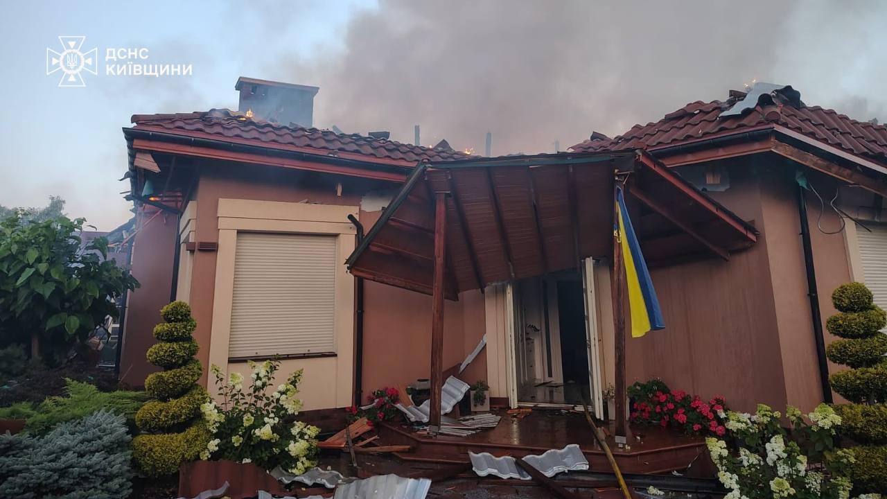 У Бучанському районі російська атака пошкодила будинок, є постраждалі діти