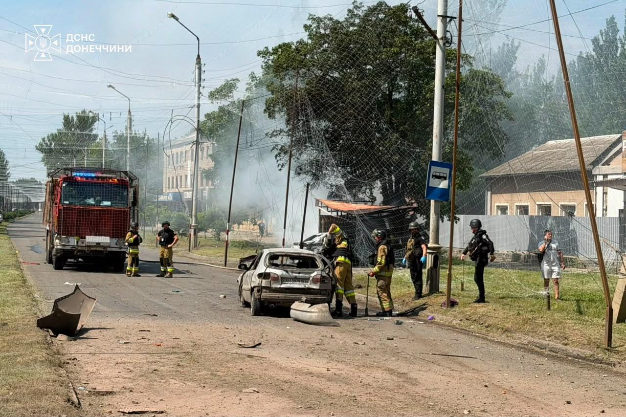 Російська армія вбила п’ятьох людей у центрі Слов’янська: місто атакували КАБами (ФОТО, ВІДЕО)