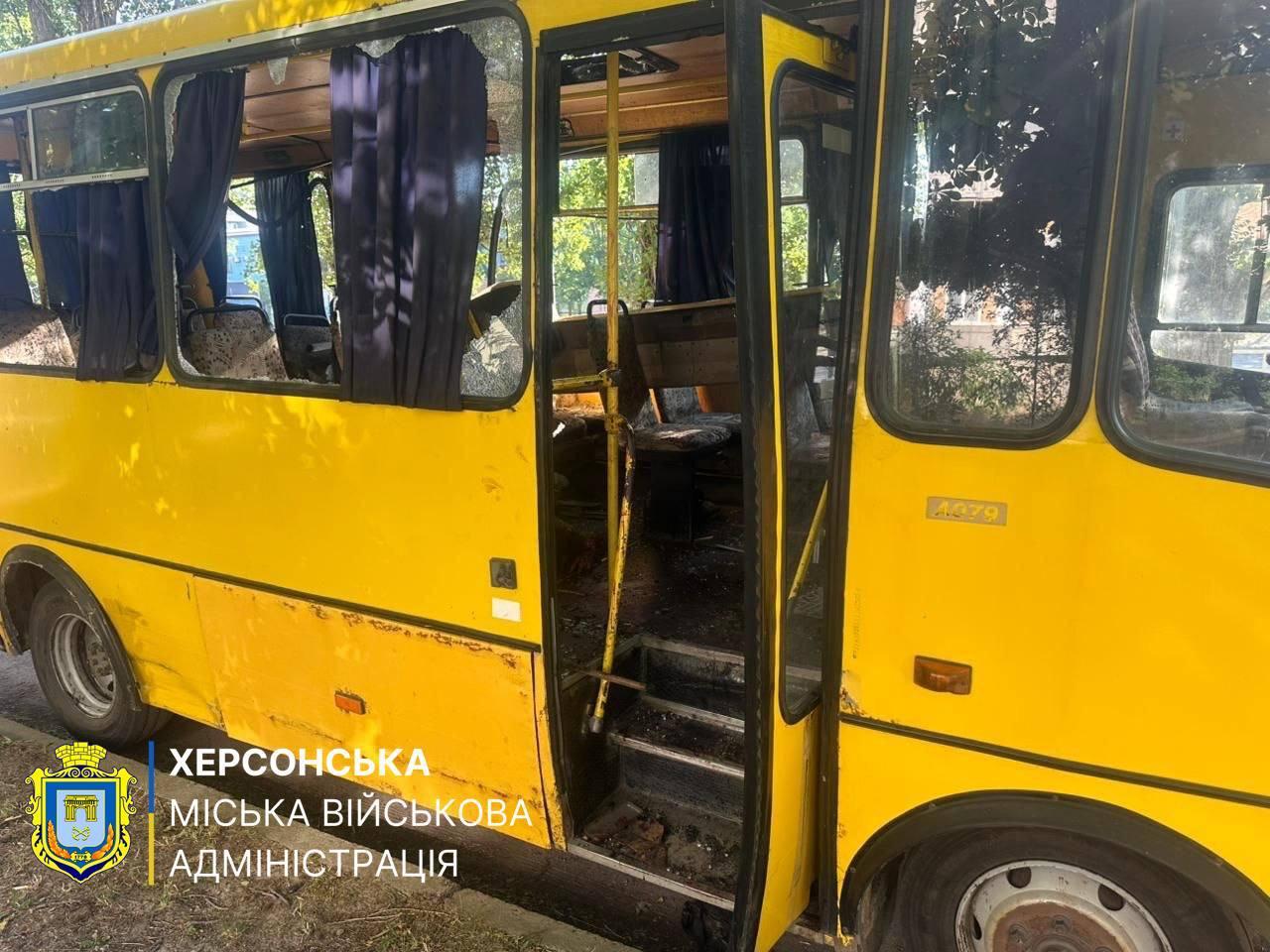 Російський дрон зранку атакував маршрутку в Херсоні, двоє загиблих (ФОТО)