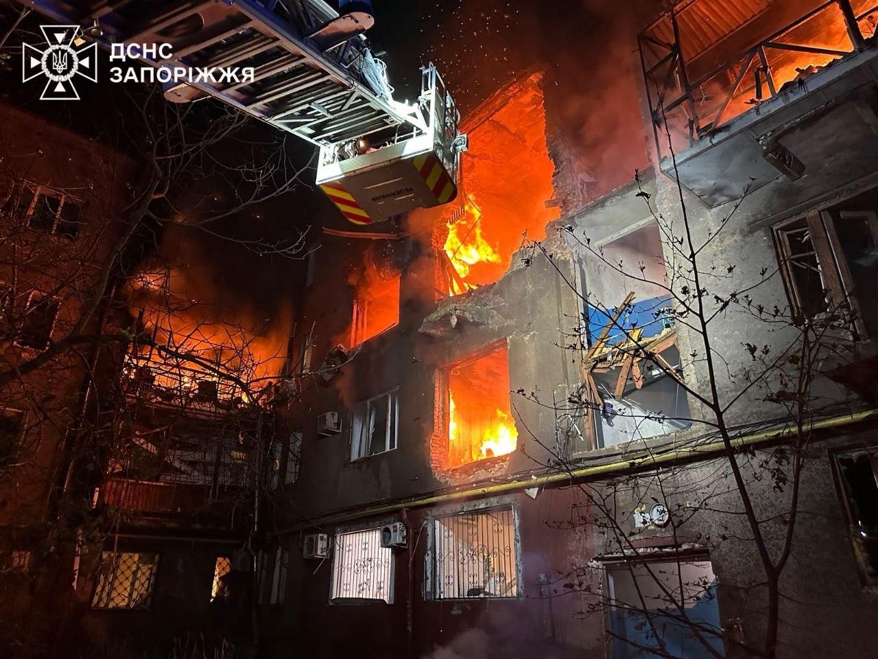 Росія вночі атакувала будинки в Запоріжжі, п’ятьох людей госпіталізували (ФОТО)