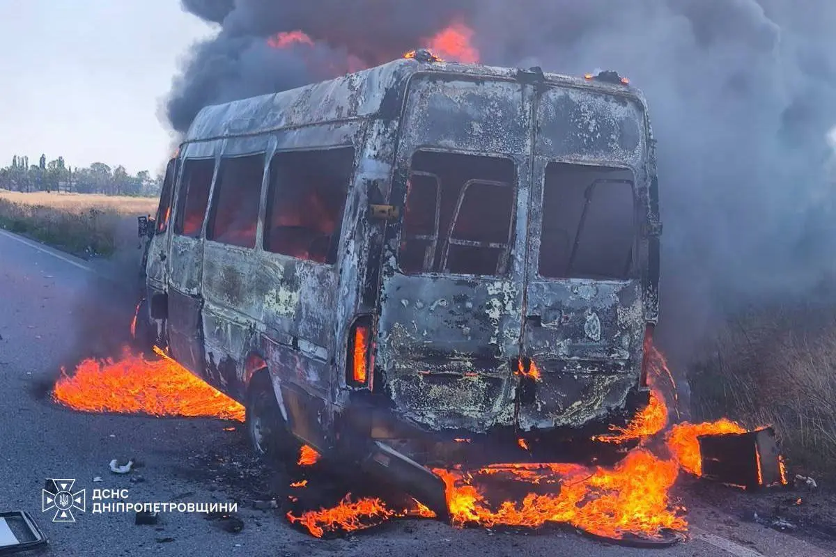 Окупанти вдарили по рейсовому мікроавтобусу на Дніпропетровщині