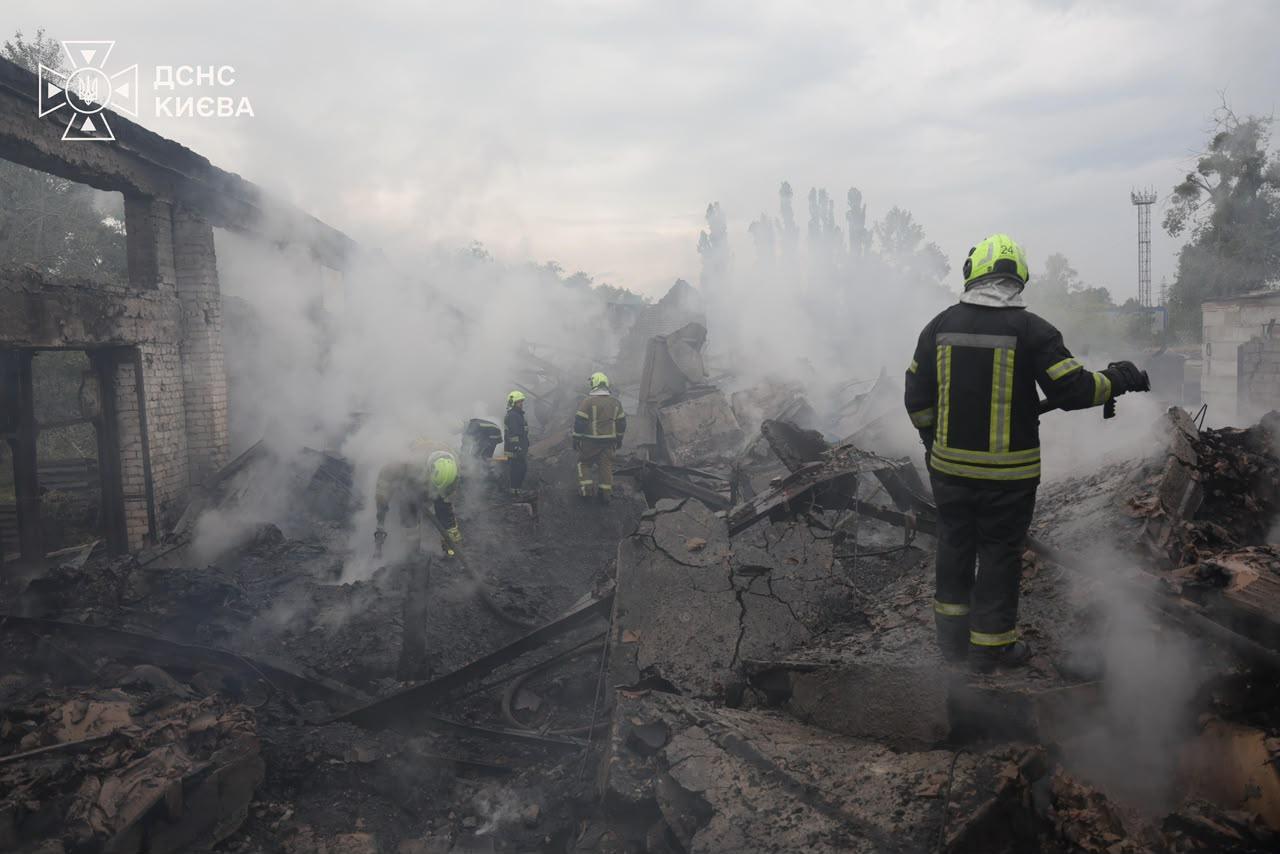 ДСНС: У Києві внаслідок російського обстрілу виникли пожежі у 2 районах, є постраждалі