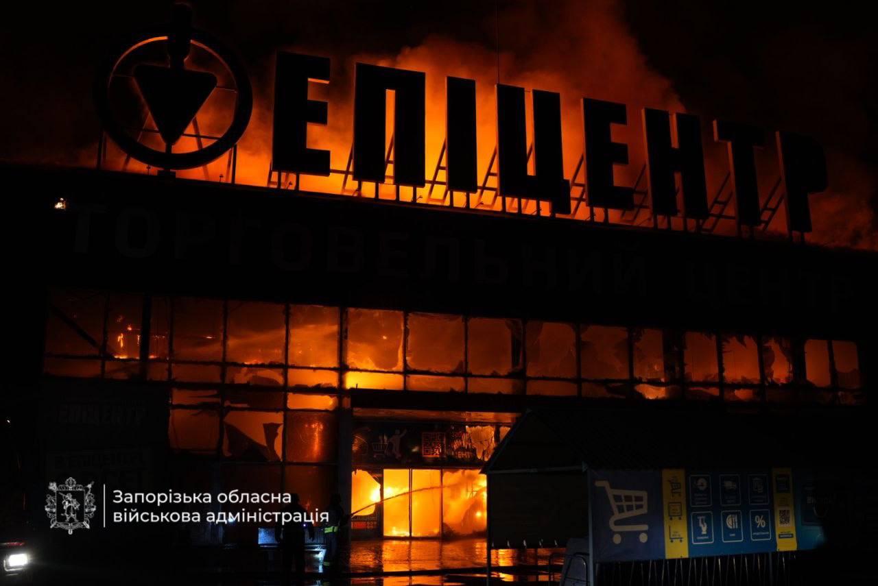 Росіяни вночі вдарили по «Епіцентру» в Запоріжжі (ФОТО, ВІДЕО)