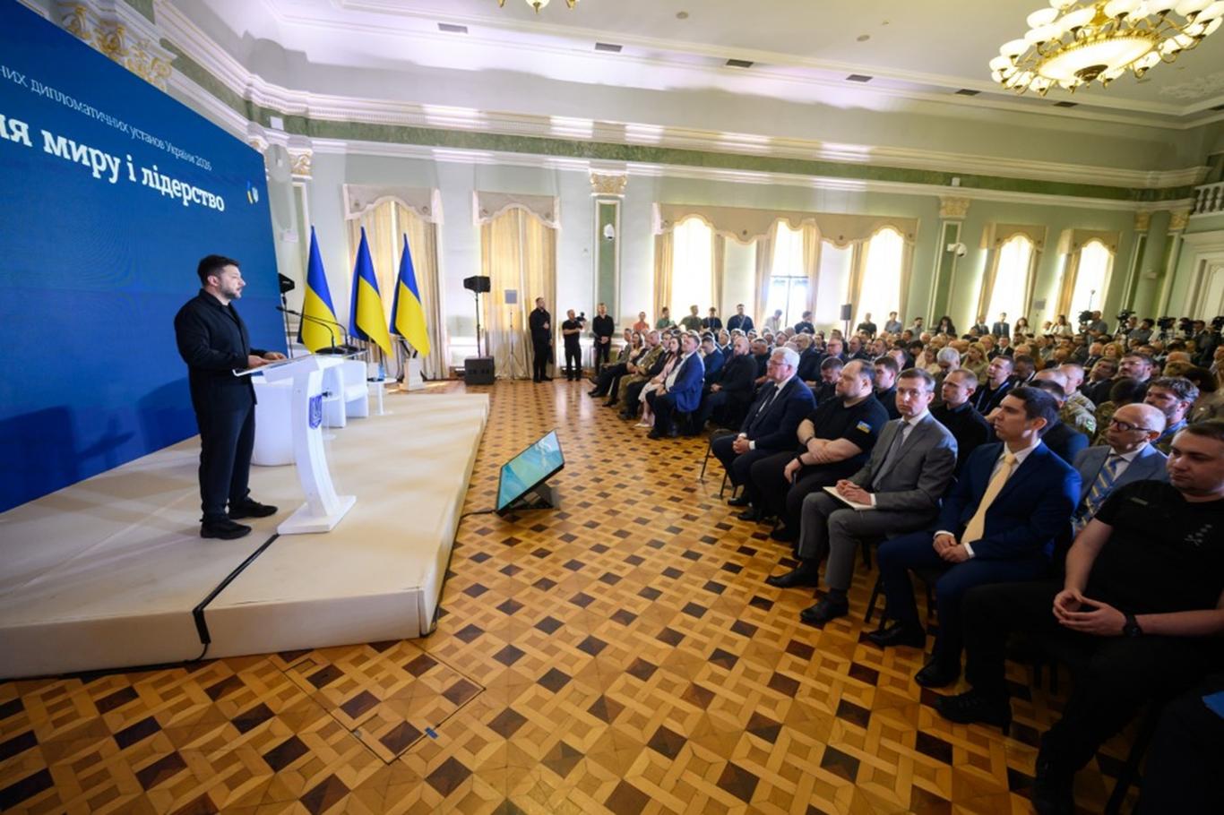 Експерт про зміни в дипломатичному корпусі: робота посольст вимірюватиметься результатами, а не прийомами