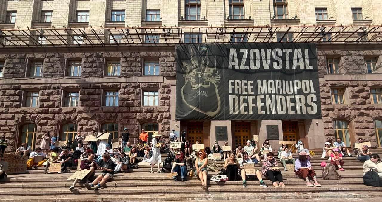 Біля КМДА люди вийшли на протест проти вирубки дерев у парку на Теремках 