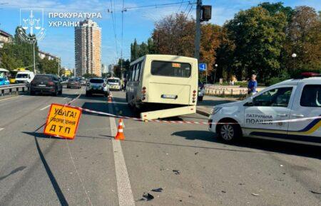 У Києві легковик зіткнувся з маршруткою та врізався в зупинку: є загиблі та поранені
