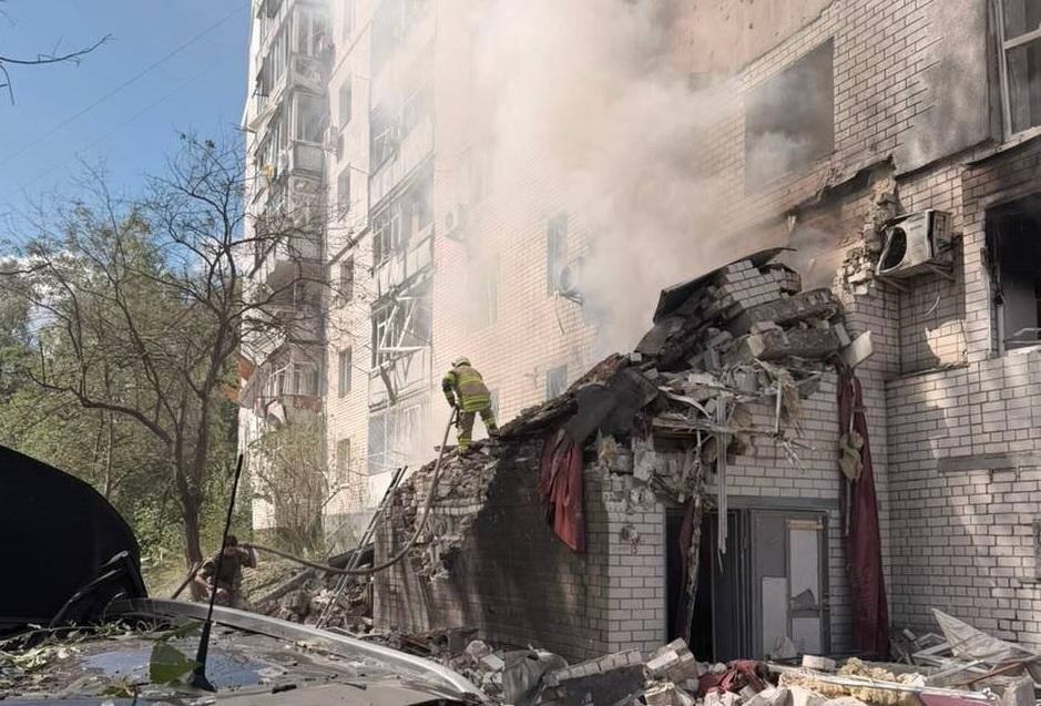 Російський дрон влучив у будинок в центрі Чернігова, багато поранених (ФОТО)