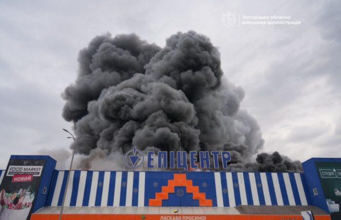 Росіяни знову вдарили по «Епіцентру» в Запоріжжі, є поранені (ФОТО, ВІДЕО)