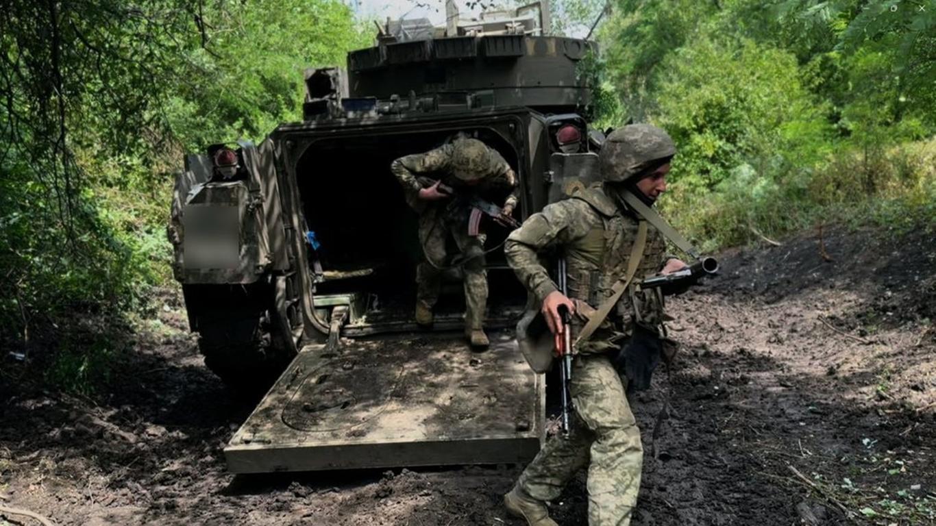 Зеленський підписав закон про розширення прав колишніх засуджених у лавах ЗСУ