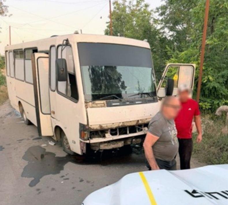 На Херсонщині росіяни вдарили по автобусу, є постраждалі