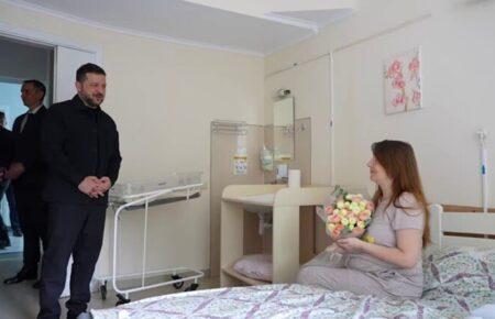 Зеленський провідав малюка, який народився в укритті під час удару росіян біля пологового будинку (ВІДЕО)