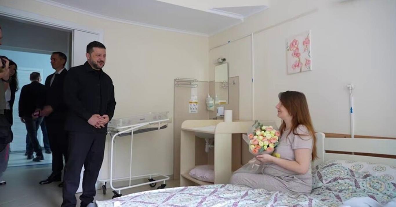 Зеленський провідав малюка, який народився в укритті під час удару росіян біля пологового будинку (ВІДЕО)
