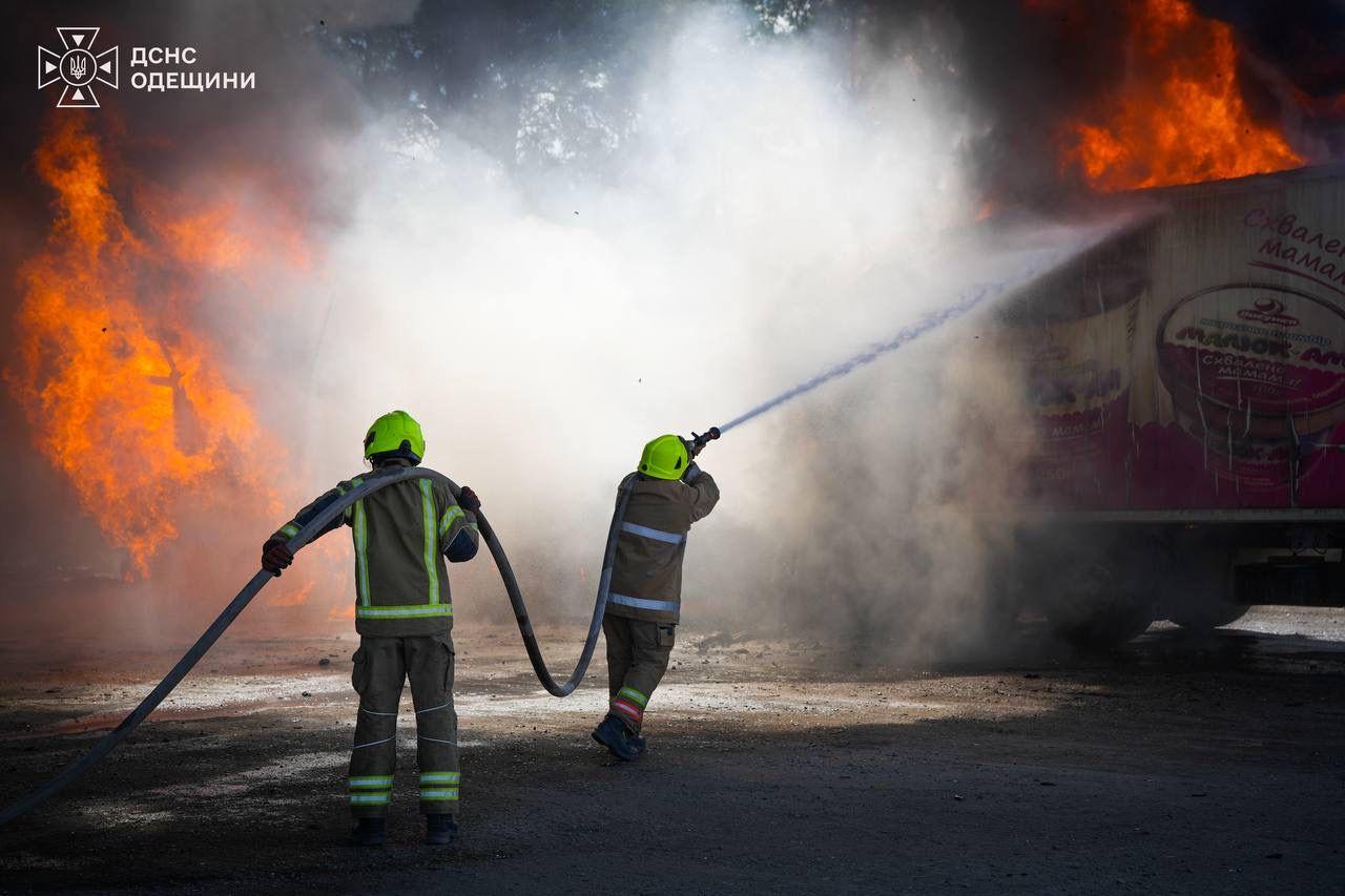 На Одещині окупанти атакували цивільну інфраструктуру, постраждали 2 людини