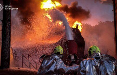 На Київщині рятувальники ліквідували масштабну пожежу після російської атаки