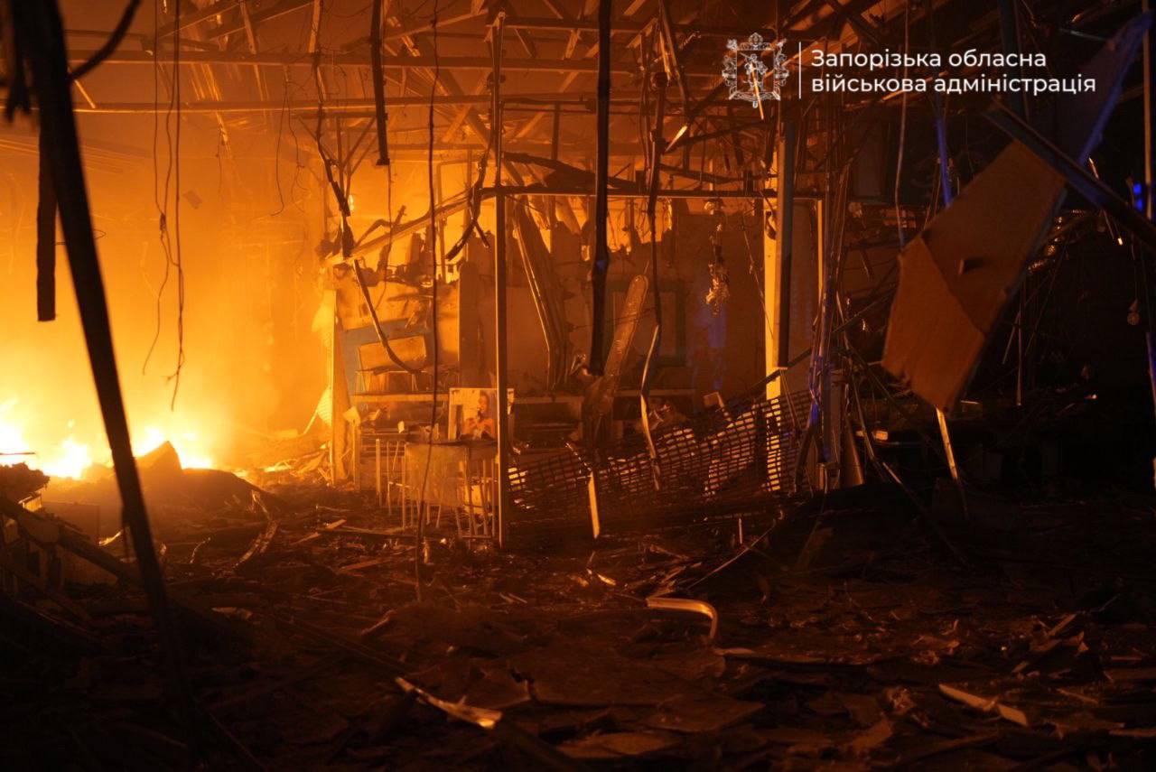 У Запоріжжі зайнявся торговельний центр після російської атаки (ФОТО)