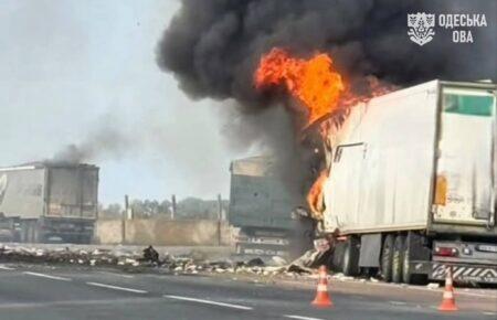 Окупанти атакували дорогу на Одещині: пошкоджені вантажівки, є постраждалі