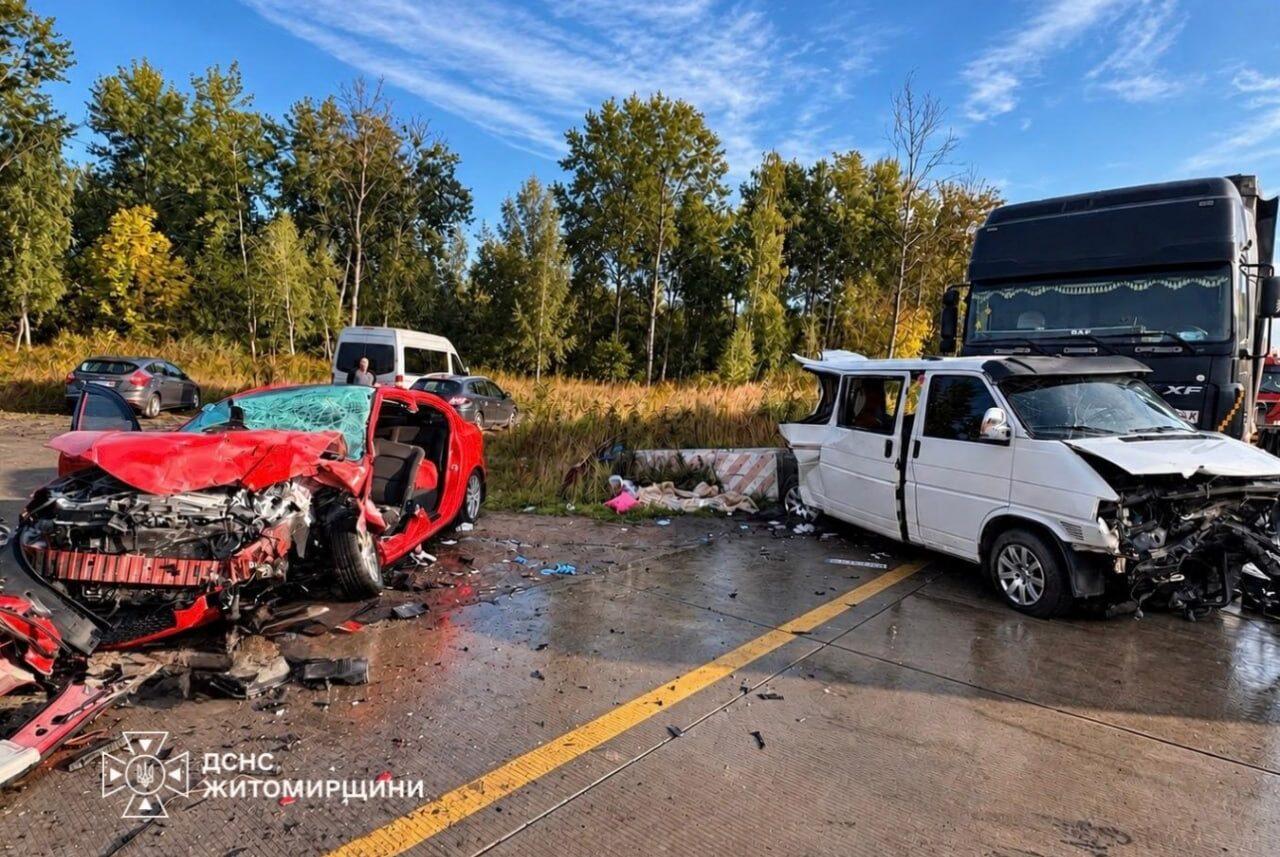 На Житомирщині 6 людей постраждали внаслідок ДТП, серед них — 3 дітей