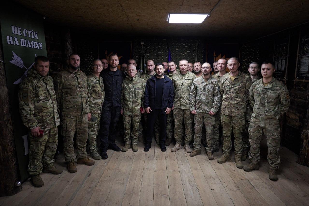 Зеленський на фронті нагородив бійців операції «Вівальді» на Лиманському напрямку (ВІДЕО)