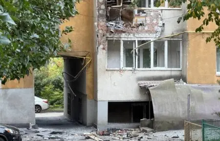 Російський дрон поцілив у багатоповерхівку у Хмельницькому (ФОТО)