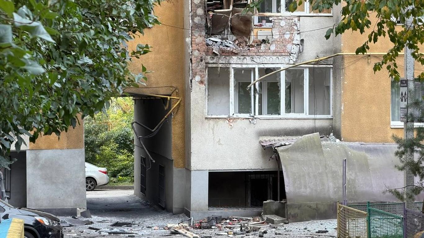 Російський дрон поцілив у багатоповерхівку у Хмельницькому (ФОТО)