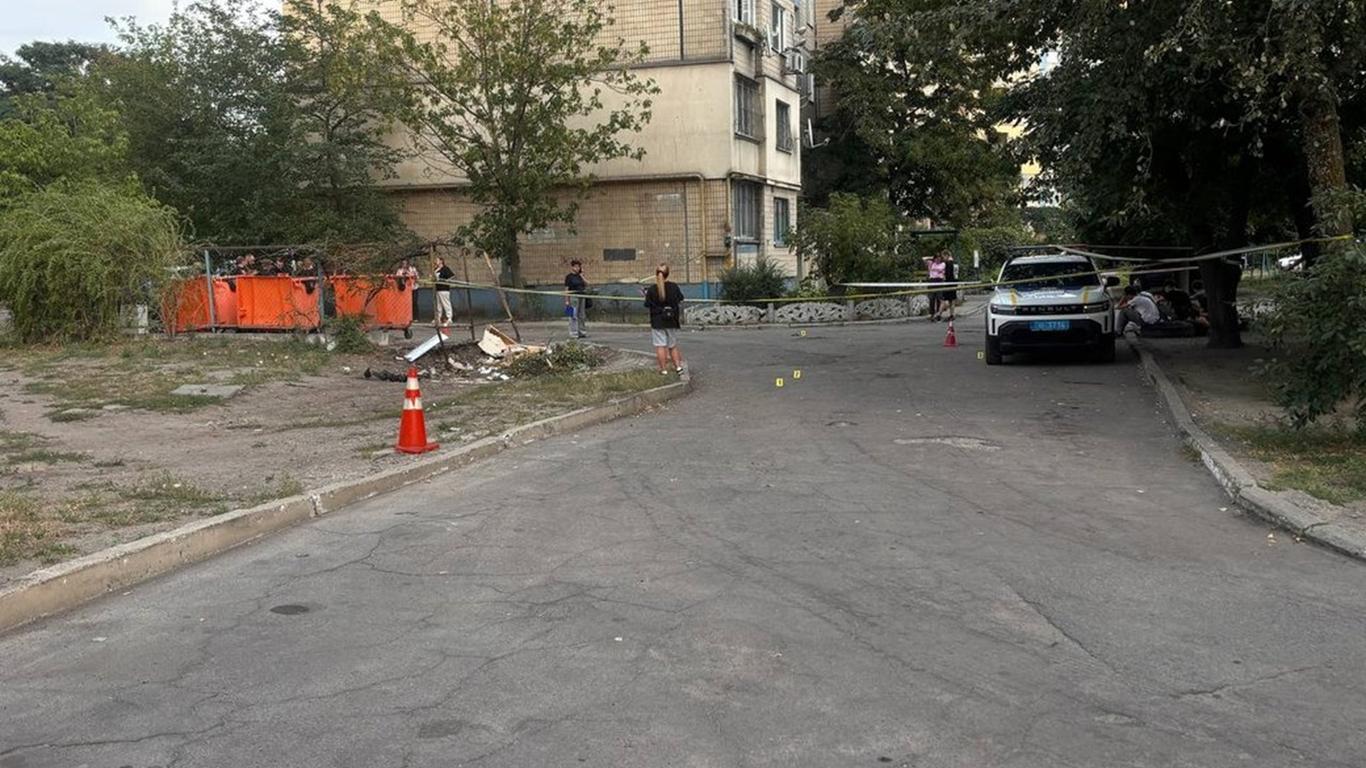 Поліцейські переїхали чоловіка під час конфлікту на Дніпропетровщині (ВІДЕО)